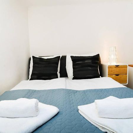 Central & Colorful Studio With Air Conditioning Budapesta Exterior foto